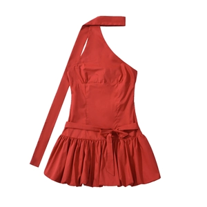 Détail d'une robe courte rouge à épaule dénudée avec ceinture et ourlet à volants