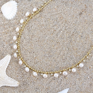 Collier élégant en argent 925 avec perles d'eau douce et zircons sur fond de plage