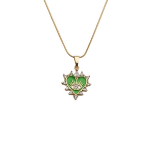 Collier cœur doré avec motif œil vert et cristaux pavés sur fond blanc impeccable