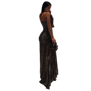 Elegantes, eng anliegendes Maxikleid mit Leopardenmuster, Spaghettiträgern und Schlitz