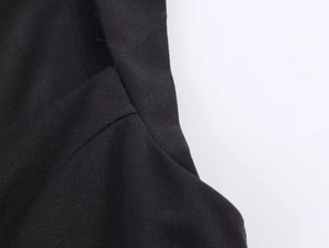 Detailansicht des schwarzen Jumpsuit-Stoffs mit hochwertiger Twill-Textur und Nähten