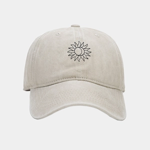 Détail de la casquette beige en coton délavé avec broderie du soleil et de la lune