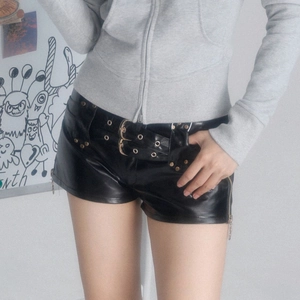 Detailansicht der schwarzen PU-Ledershorts mit Doppelschnallengürtel und Metall-Reißverschluss