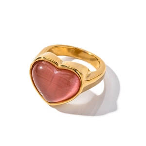 Bague en acier inoxydable doré 18K avec pierre œil de chat rose en cœur sur fond blanc