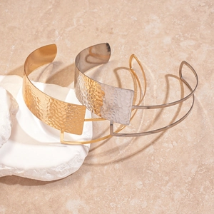 Modern hammered double-layer metal collar necklace in gold and silver finish