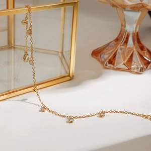 Tobillera de acero inoxidable chapada en oro de 18K con cinco colgantes de circón