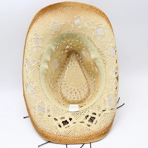 Dettaglio dell'interno del cappello da cowboy in paglia con fascia e etichetta di carta