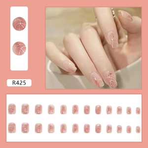 Dettaglio di unghie finte effetto marmo rosa con glitter argento e set da 24 pezzi