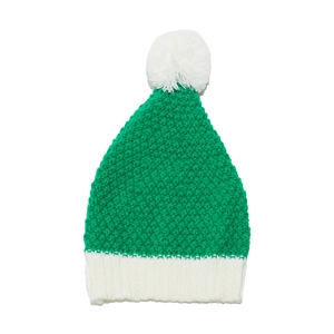 Dettaglio del cappello di Natale verde con trama in maglia grossa e pompon bianco