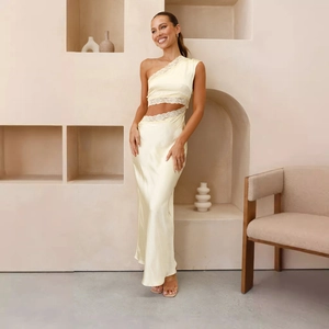 Robe longue élégante en satin jaune pâle à une épaule avec découpe et détails de dentelle