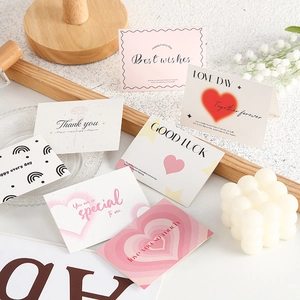 Détail de cartes de vœux minimalistes avec textes Best Wishes et Love You