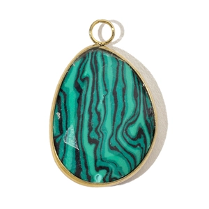 Détail d'un pendentif en malachite verte avec bord en acier titane doré et rayures noires