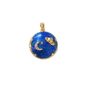Goldener Medaillon-Anhänger mit blauem Emaille-Mond-Stern-Muster und Zirkonia