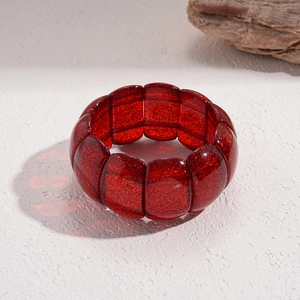 Nahaufnahme von rotem Glitzer Acryl Armband mit rechteckigem elastischem Design
