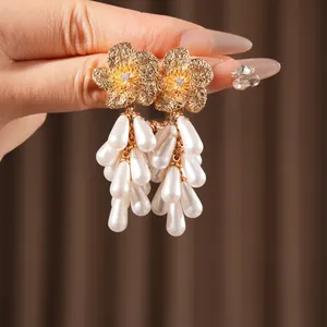 Boucles d'oreilles fleur en perles et zircon sur fond de velours rétro chic
