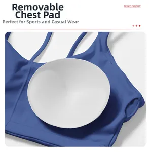 Détail de la brassière de sport bleue avec coussinets amovibles et fente d'insertion