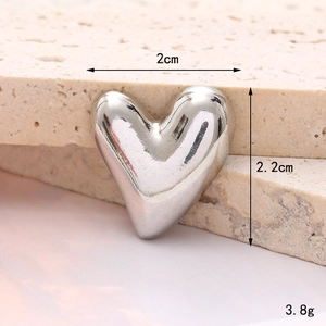 Adorno para zapatos de corazón 3D plateado, dimensiones 2x2,2 cm y peso 3,8 g
