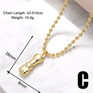 Détails du collier pendentif poing doré montrant les dimensions 26x8mm et la chaîne de 43,5 cm