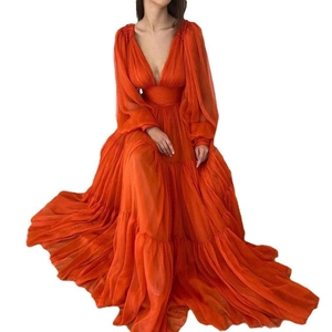 Robe longue orange élégante à col en V, manches bouffantes et jupe plissée