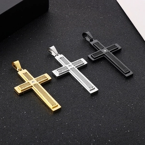 Vue détaillée des pendentifs croix hip hop en or, argent et noir avec motif de maille