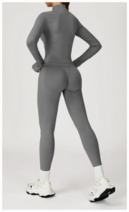 Vue arrière de l'ensemble de yoga sans couture gris foncé montrant la coupe ajustée