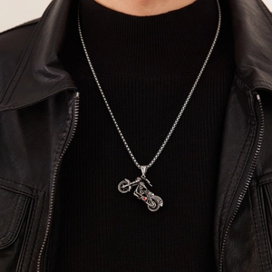 Collier pendentif moto rétro pour homme en acier inoxydable argenté avec détails rouges
