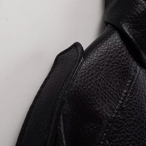 Veste chic en similicuir noir pour femme avec texture grainée et épaules tombantes