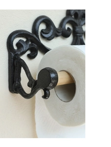 Detail eines Vintage-Küchenrollenhalters aus Gusseisen mit Holzelementen und Relief