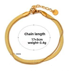 Dettaglio del bracciale dorato a doppia catena in acciaio con lunghezza 17+3cm
