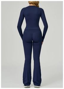 Detailansicht des figurbetonten Rückens und der ausgestellten Yogahose des blauen Sets