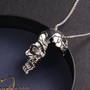 Collier pendentif crâne argenté style punk gothique avec chaîne serpent élégante