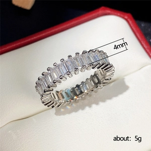 Detail eines 4mm Eternity-Rings mit Zirkonia-Besatz und Weißgold-Finish für Damen