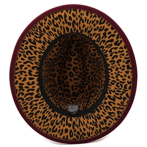 Détail de l'intérieur du chapeau fedora avec doublure léopard et étiquette de soin