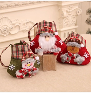 Vue détaillée des sacs cadeaux de Noël avec motifs 3D de Père Noël, bonhomme de neige et renne