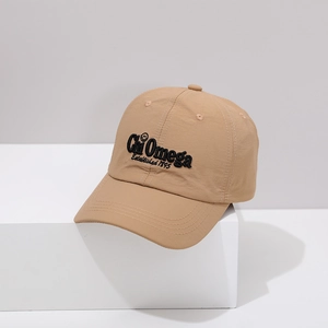 Detalle de la gorra de secado rápido color caqui claro con bordado 3D negro y visera