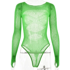 Détail du body en maille verte avec strass brillants et manches longues élégantes