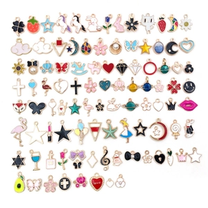 Assortiment kleurrijke emaille bedeltjes met dieren, sterren en fruit voor DIY-sieraden maken