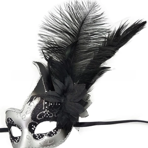 Dettaglio della maschera veneziana argento con motivi glitter e piume nere raffinate