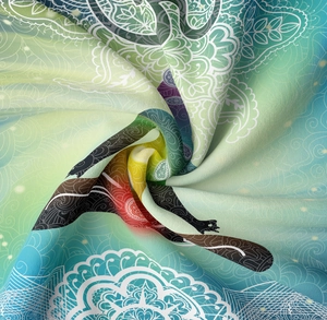 Makro-Detail von indischem Mandala-Wandteppich mit Chakra-Yoga-Silhouette und feiner Textur