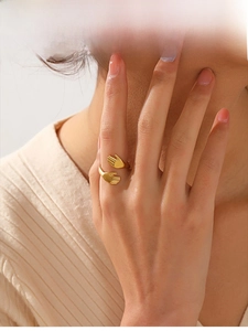 Dettaglio dell'anello regolabile placcato oro 18K con mani che abbracciano sulla mano