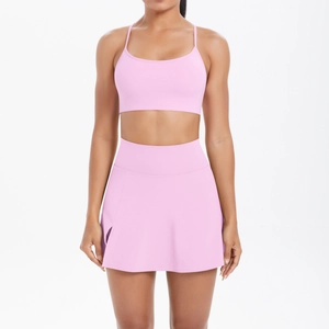 Ensemble de yoga rose avec brassière à bretelles et jupe de tennis à fente latérale