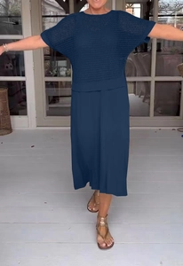 Dettaglio del set a due pezzi in maglia traforata blu navy con top a maniche corte e gonna