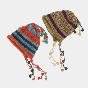 Bonnet en crochet fait main à rayures colorées avec pompons et longs glands