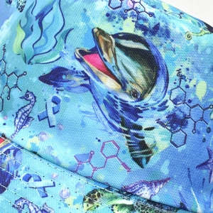 Détail macro du tissu de chapeau bob avec faune marine et formules chimiques imprimées