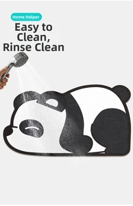 Gros plan détaillé d'un tapis de bain panda montrant le nettoyage facile à l'eau courante