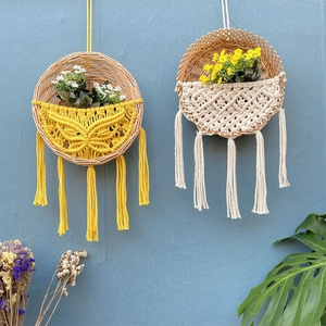 Handgewebte Wandblumenkörbe im nordischen Stil mit Boho-Makramee-Quasten in Gelb und Creme