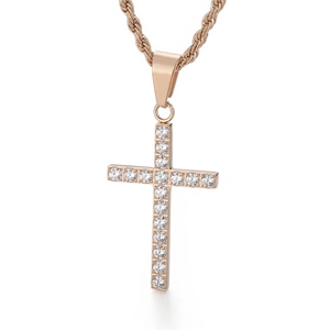 Collier croix en acier inoxydable or rose avec zircons incrustés sur fond blanc