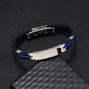 Détail du fermoir en acier inoxydable gravé sur le bracelet en caoutchouc noir et bleu