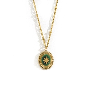 Détail d'une chaîne satellite en or 14K et pendentif pierre verte avec étoile gravée