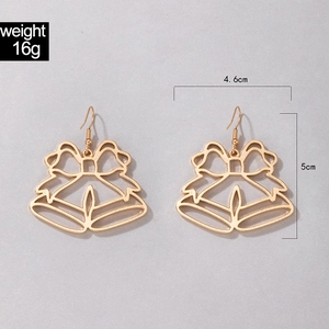 Détail de boucles d'oreilles cloches de Noël dorées avec nœud et dimensions 4,6x5cm